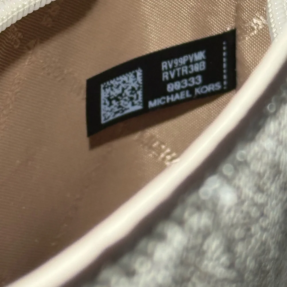 Michael Kors Jet Set Travel Small Messenger Crossbody Bag in Vanilla Signature. - Picture 4 of 11